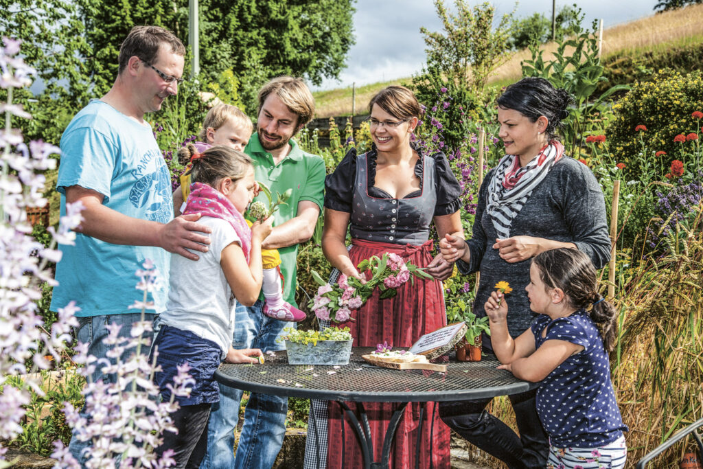 familie im kraeutergarten auf dem dobelberg im zweitaelerland