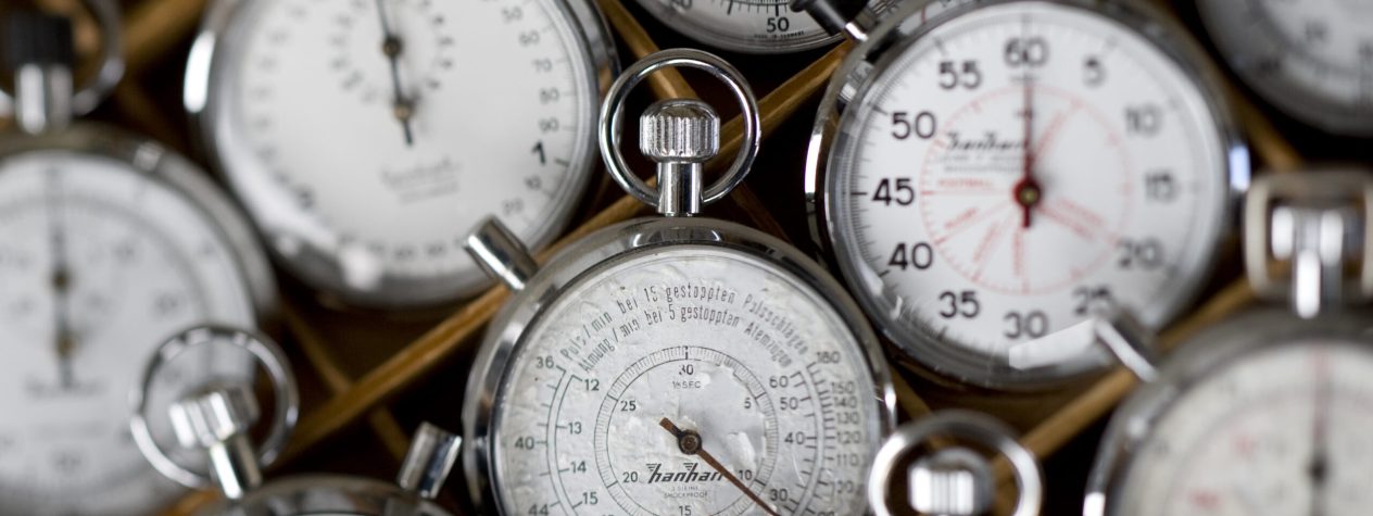 05.11.2008, Guetenbach, Baden-Wuerttemberg, DEU - Uhrenproduktion in der hanhart-Uhrenfabrik im Mittleren Schwarzwald. (Schwarzwald, Baden-Wuerttemberg, Hanhart, Uhrenproduktion, Uhrenfabrik, Betrieb, Uhr, Uhren, Stoppuhr, Stoppuhren, Produktion, Produkt, Handwerk, Handarbeit, Herstellung, Arbeit, arbeiten, Arbeitswelt, Arbeitsplatz, Wirtschaft, Beruf, Berufswelt, Montage, montieren, manuell, Manufaktur, Zeit, Symbol, Symbolik, Ziffernblatt, Ziffern, konform, Konformitaet, digital, HF, Baden-Wrttemberg, Gtenbach, Konformitt)